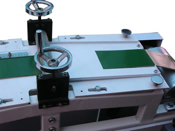 Simple but reliable mechanical breakout structure for excellent breakout quality Long-narrow-glass-breakout-machine.jpg